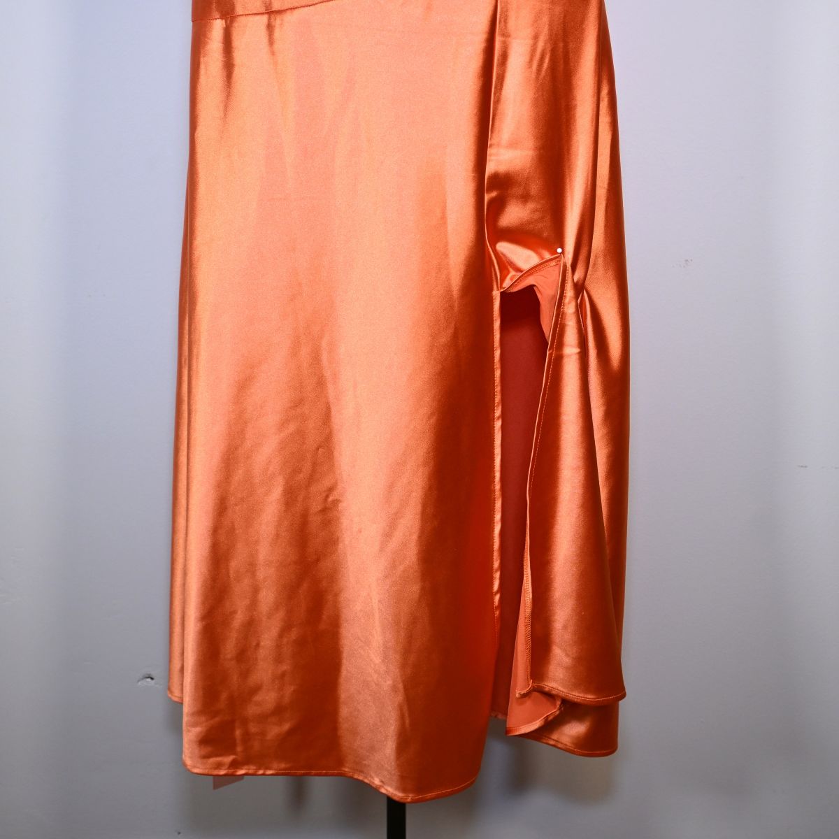 Vestido longo laranja acetinado