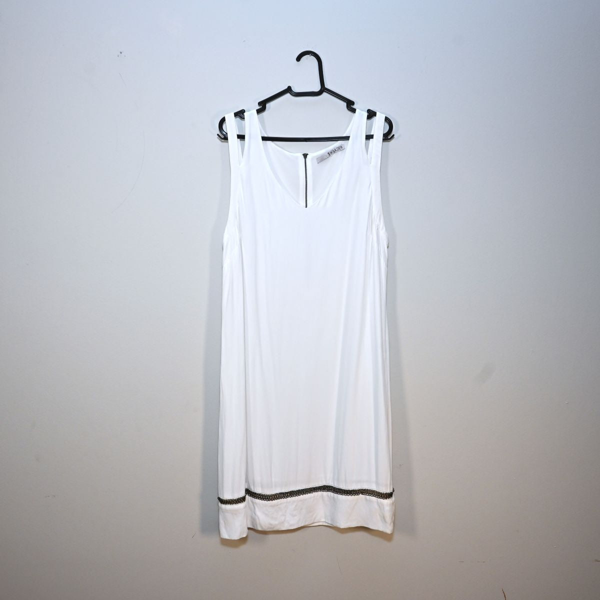 Vestido curto branco com detalhe de corrente