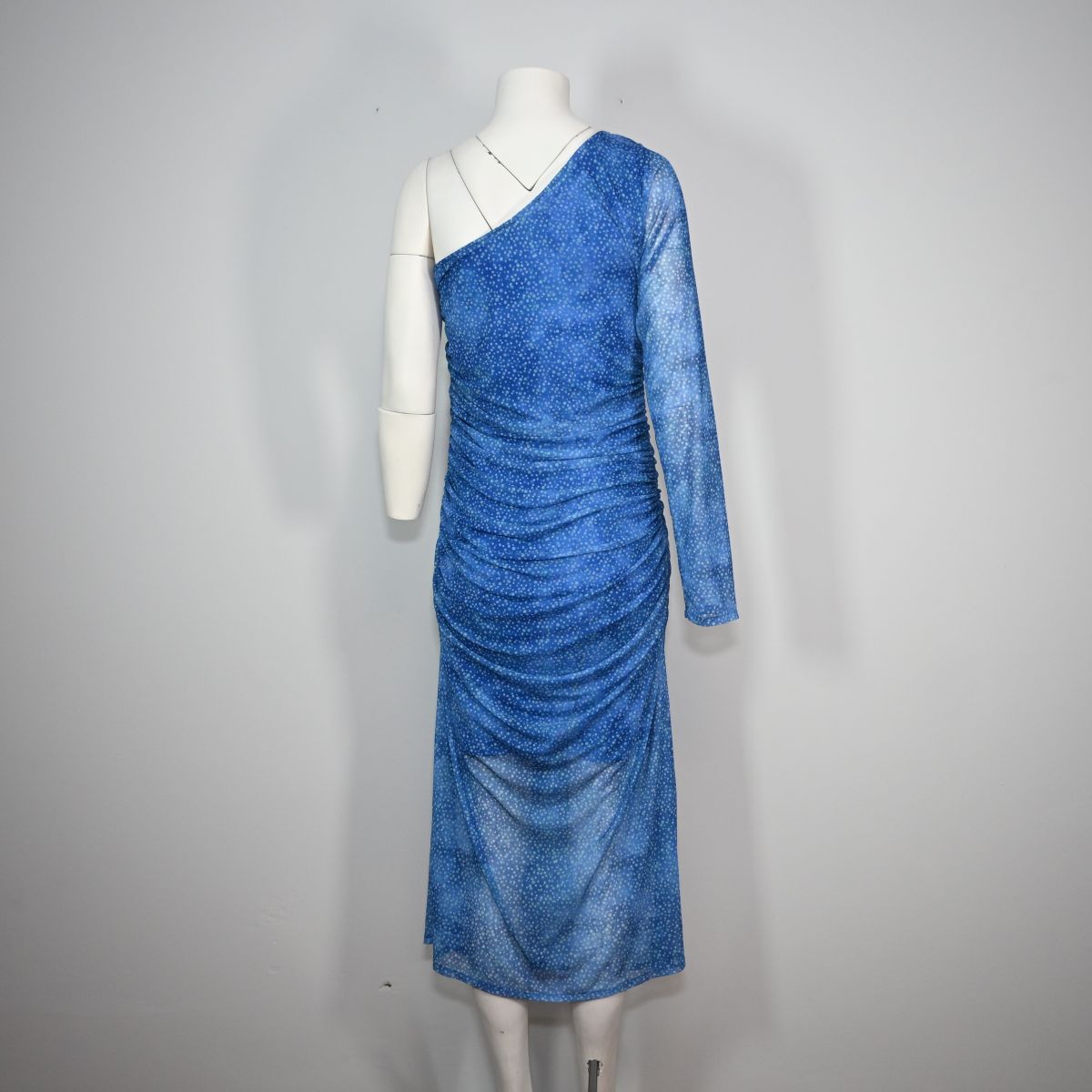 Vestido de um ombro só azul com poá