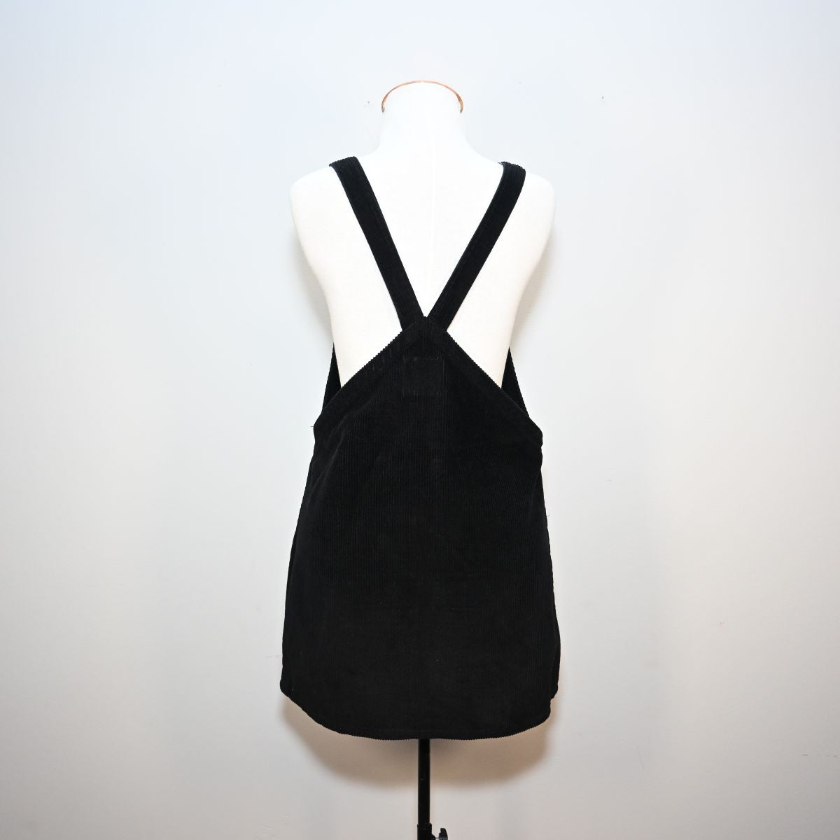 Vestido preto jardineira