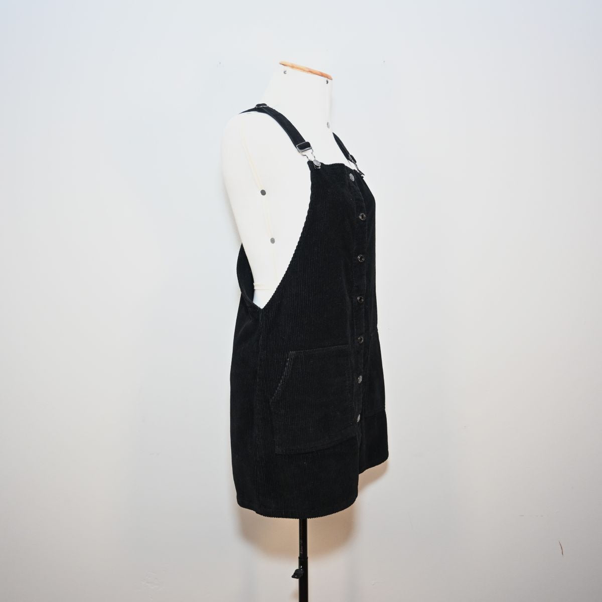 Vestido preto jardineira