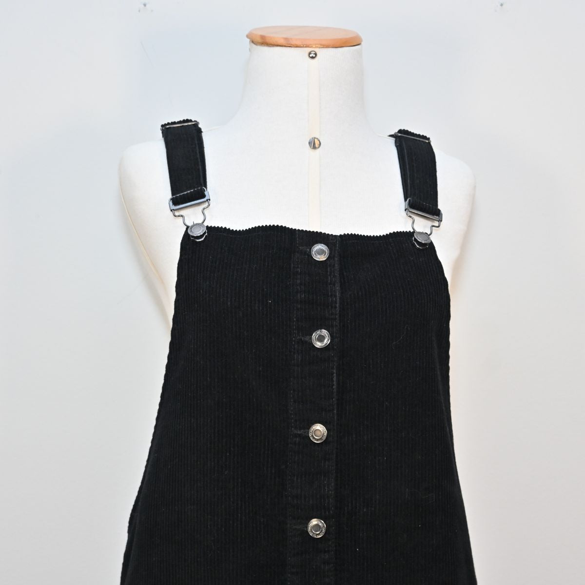 Vestido preto jardineira