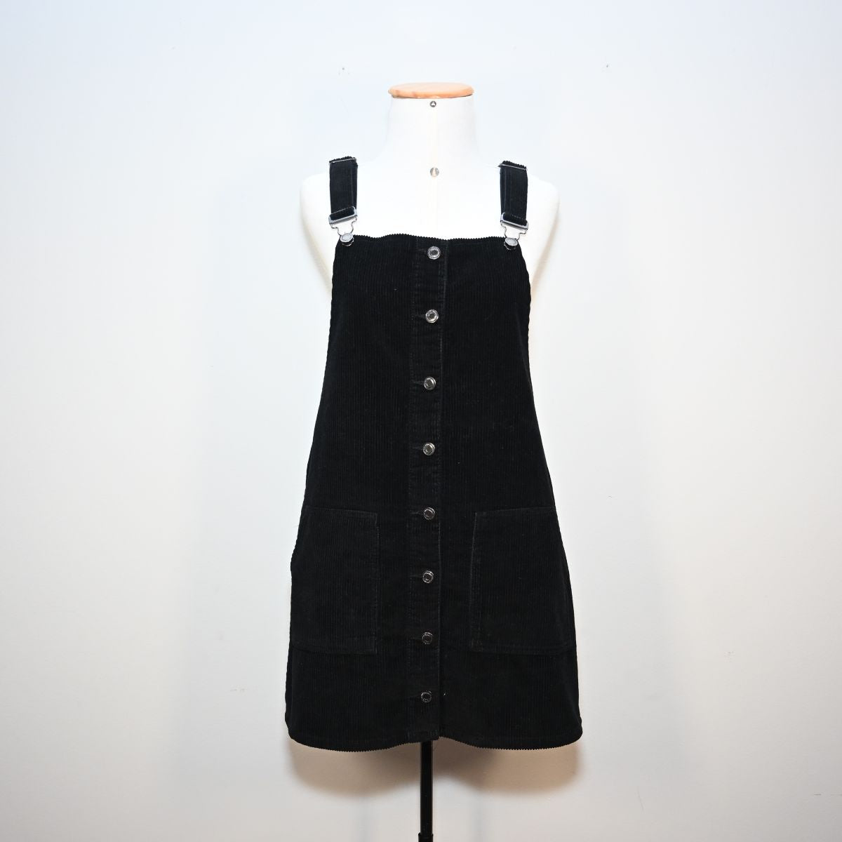 Vestido preto jardineira
