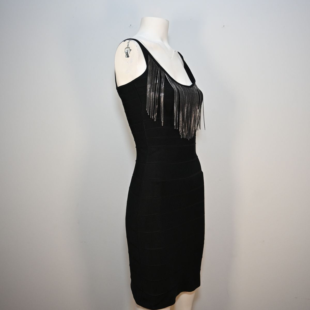 Vestido curto preto com correntes