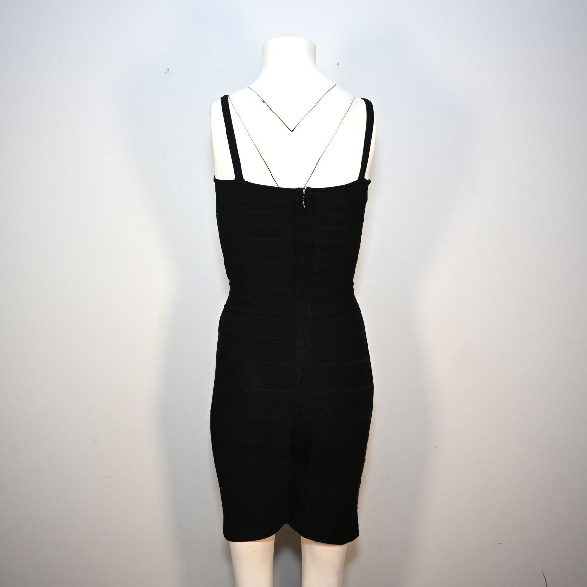 Vestido curto preto com correntes