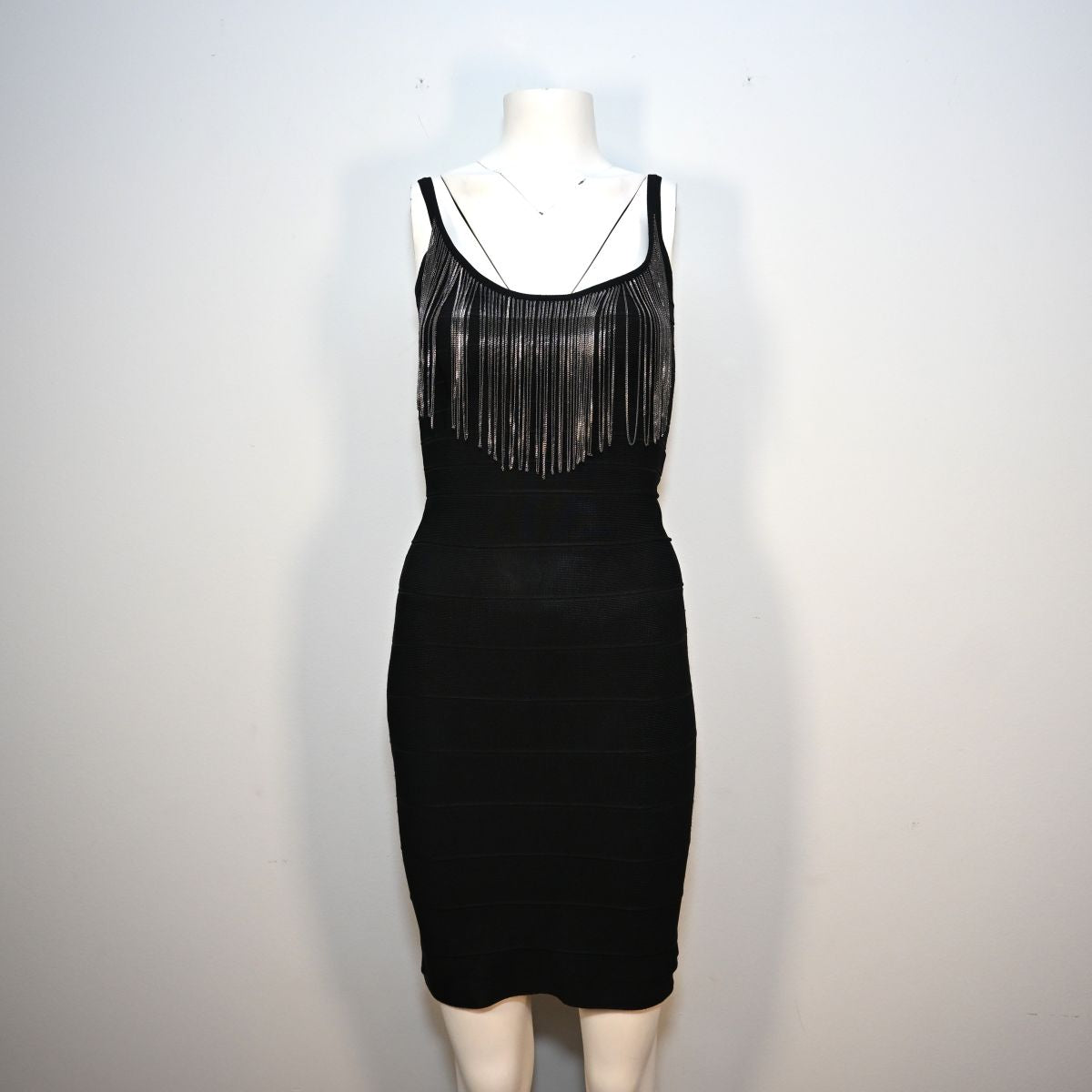 Vestido curto preto com correntes