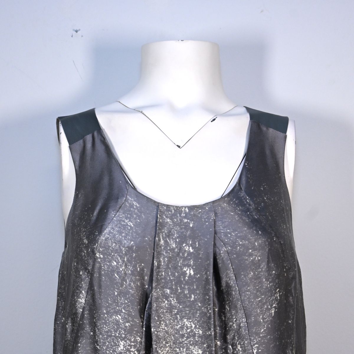 Vestido curto cinza estampado