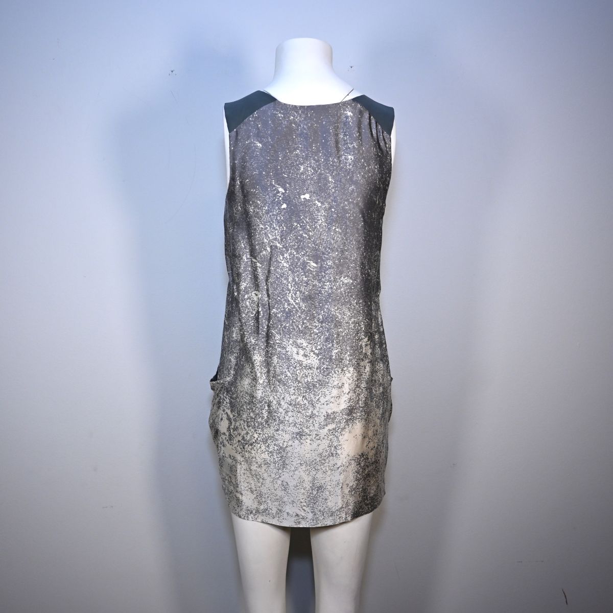 Vestido curto cinza estampado