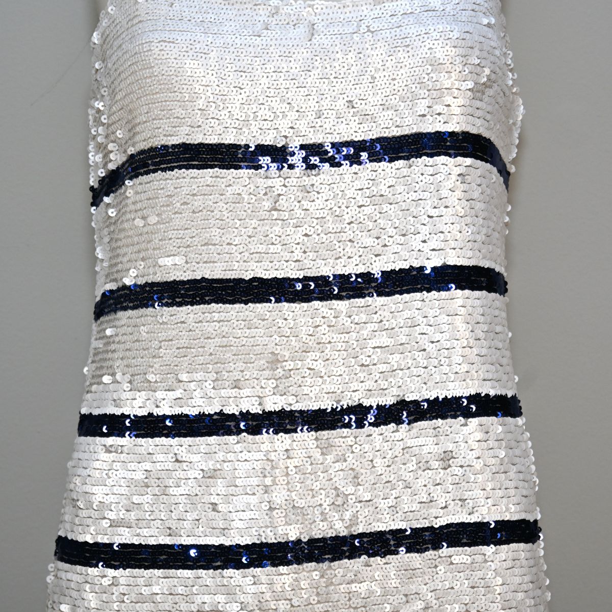 Vestido curto branco listrado de  paetê