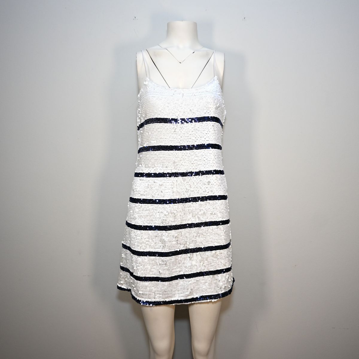 Vestido curto branco listrado de  paetê