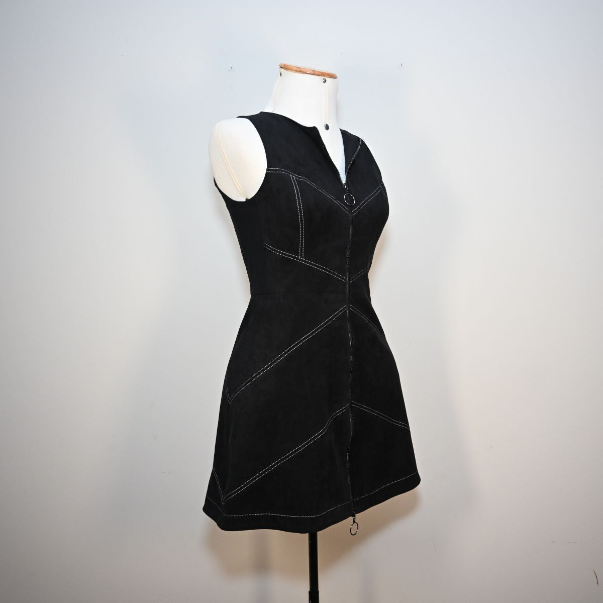 Vestido curto preto de sued com ziper