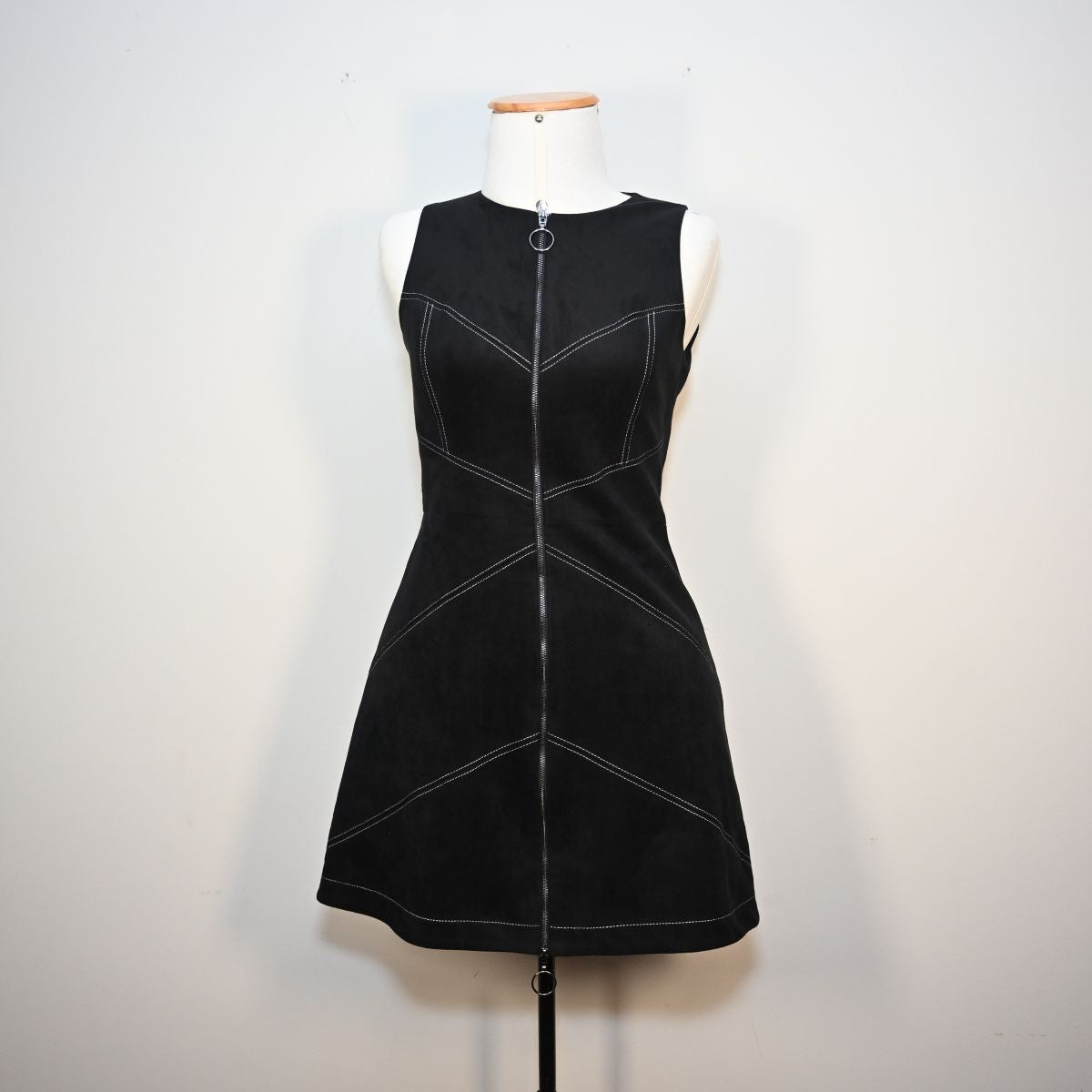 Vestido curto preto de sued com ziper