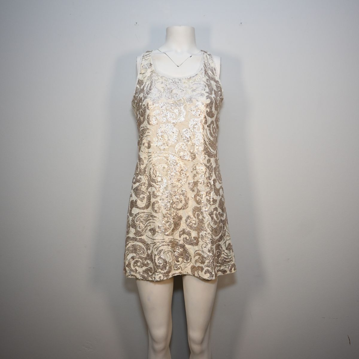 Vestido curto branco de renda com paetê