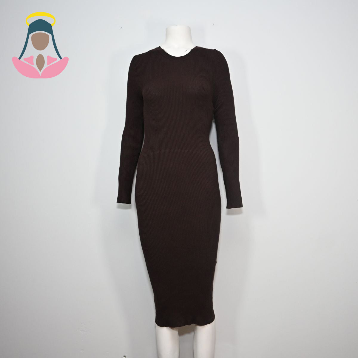 Vestido de malha marrom com mangas compridas