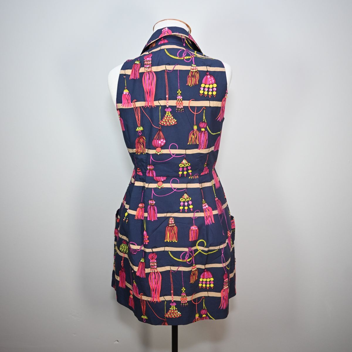 Vestido curto com estapda de taseis