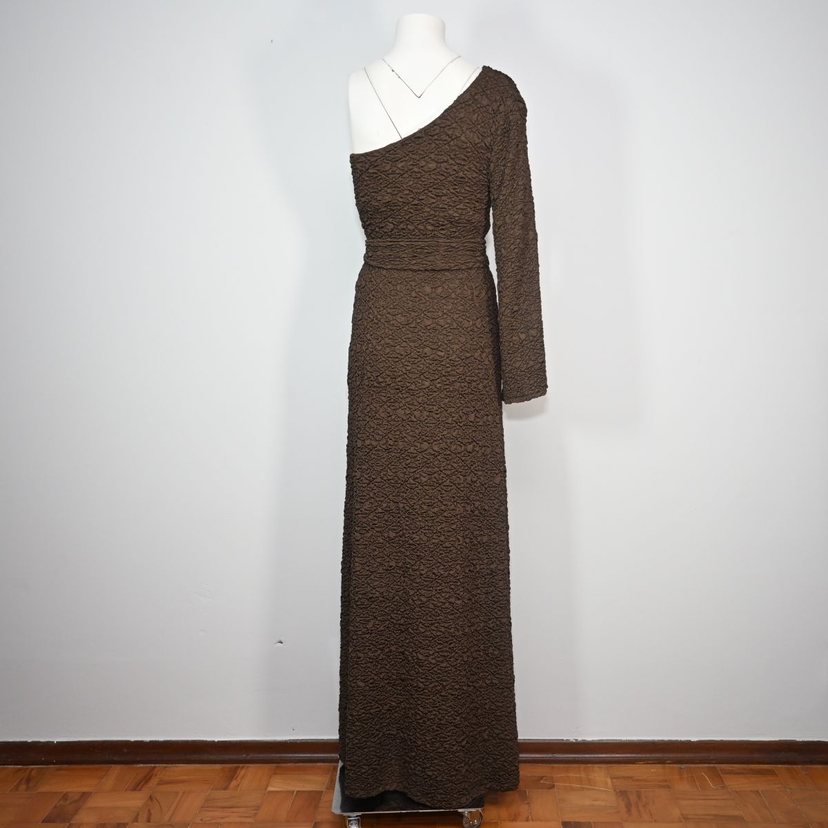 Vestido longo marrom com um ombro só