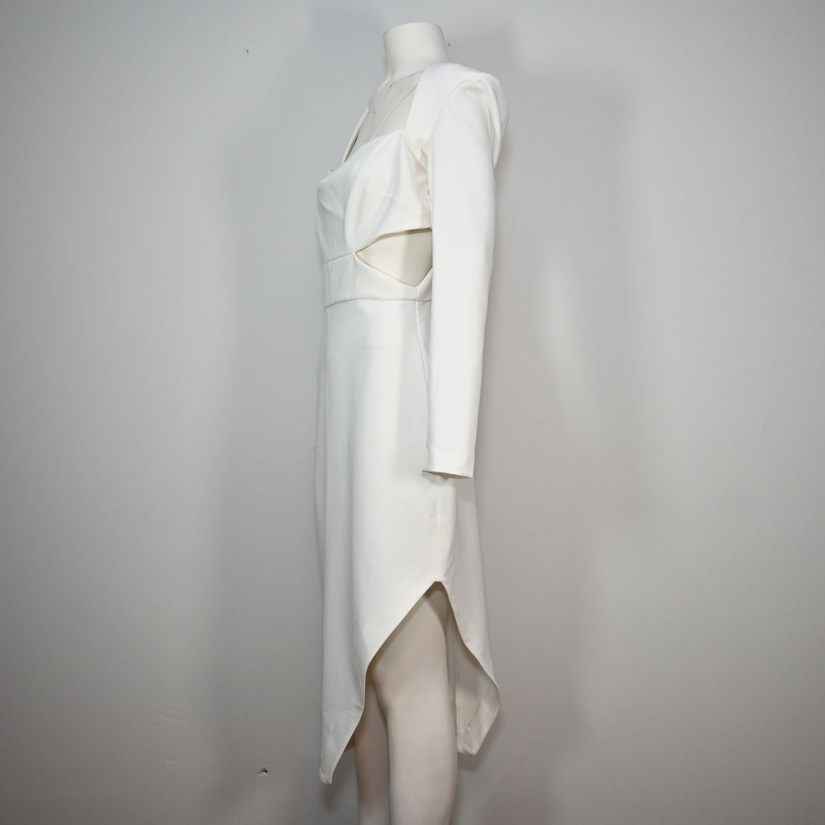 Vestido branco com recorte na costela