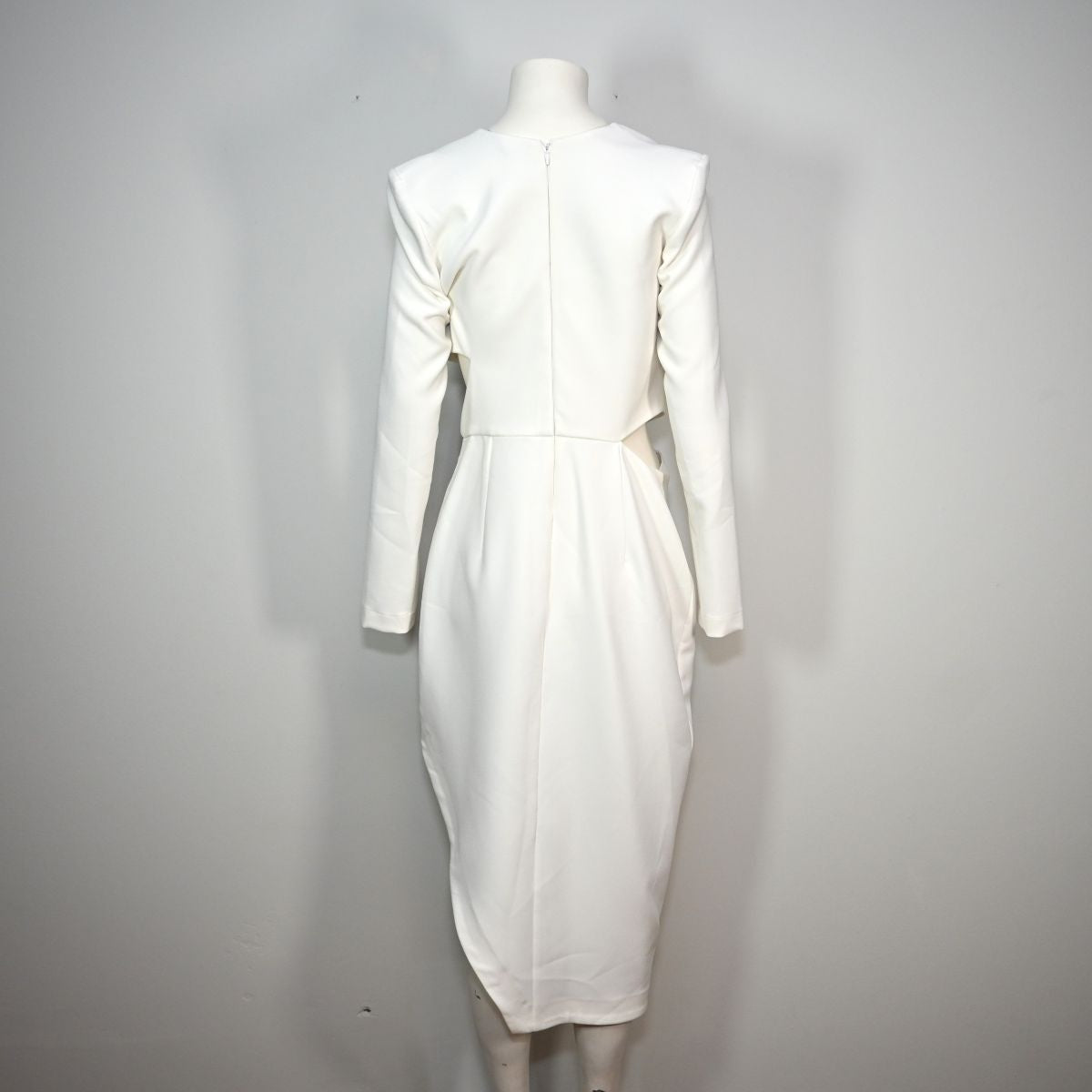Vestido branco com recorte na costela