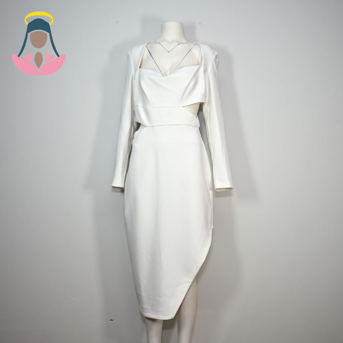 Vestido branco com recorte na costela