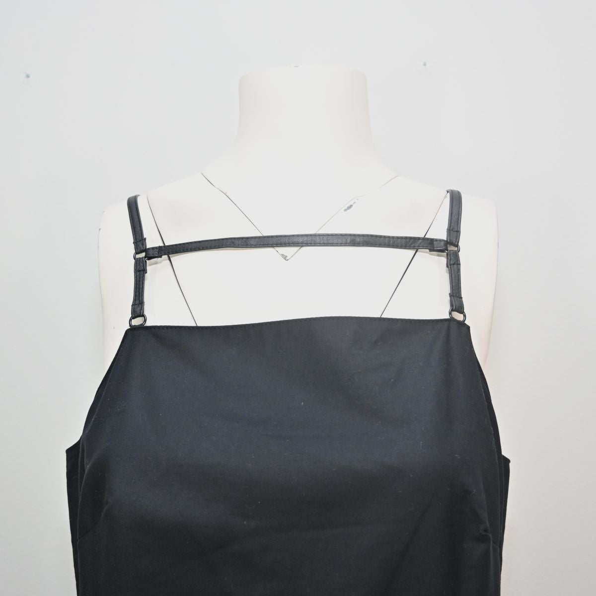 Vestido curto preto com alças de couro