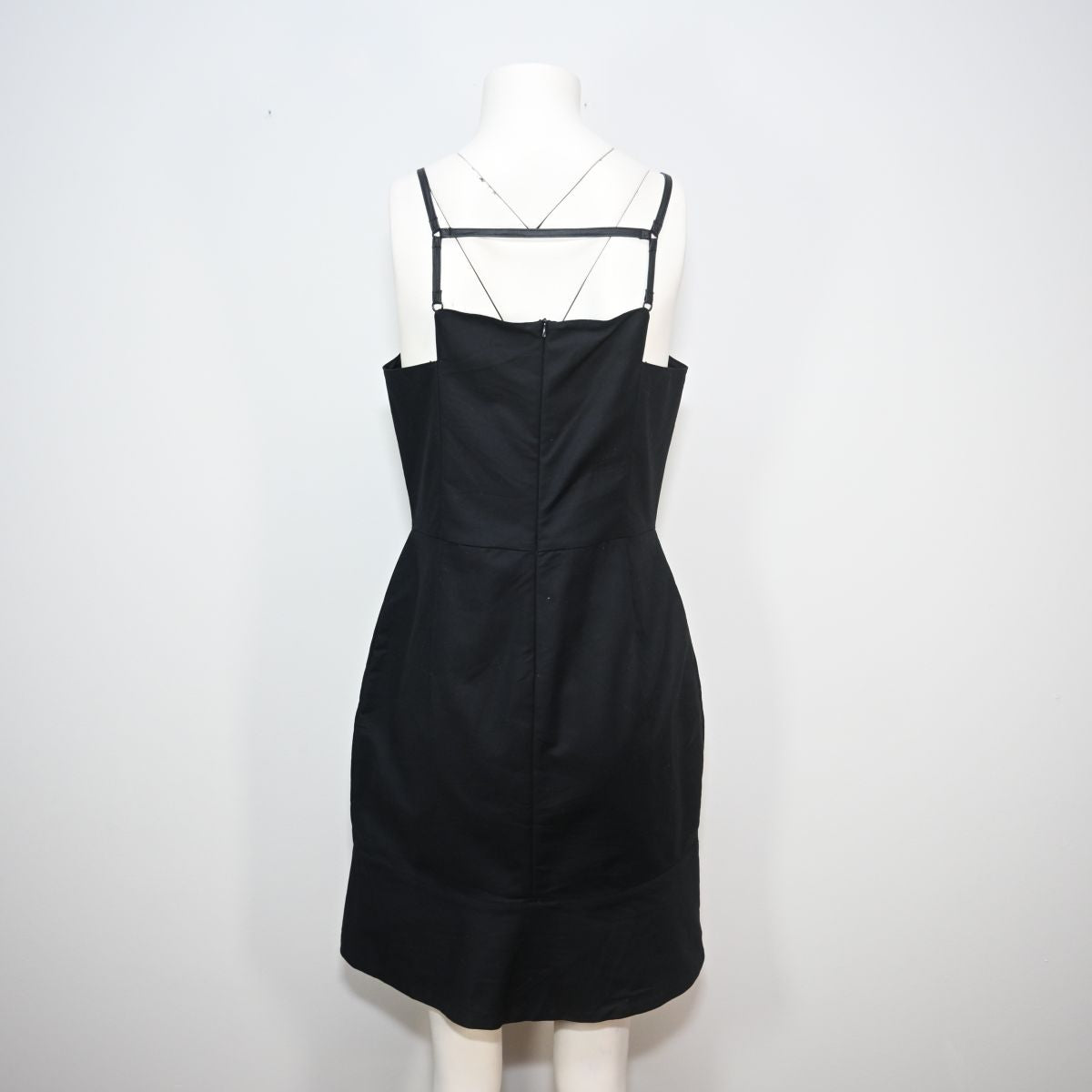Vestido curto preto com alças de couro