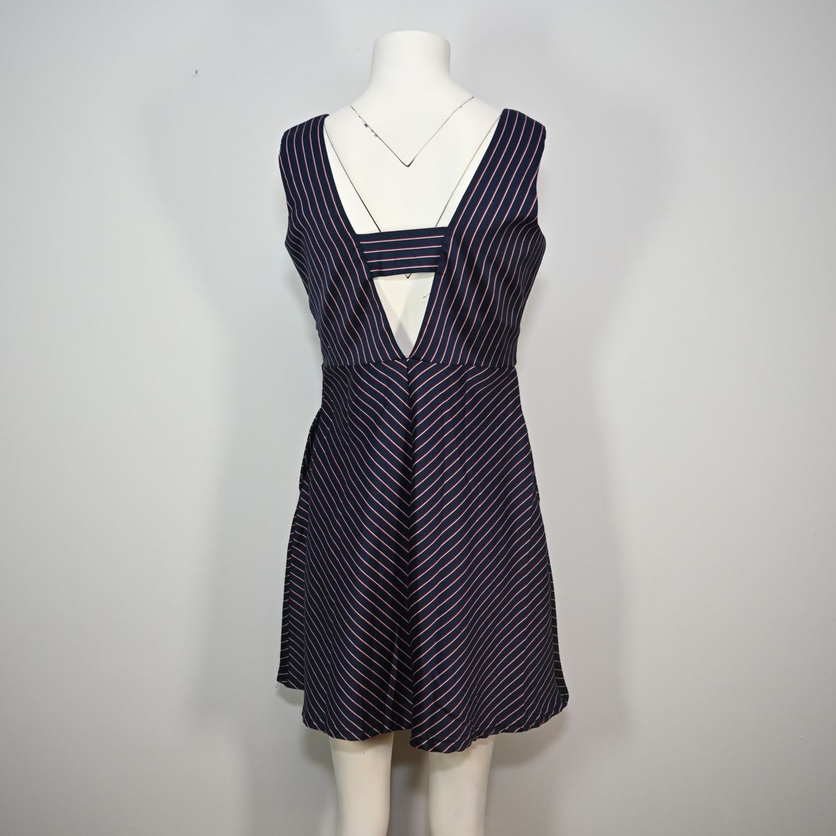 Vestido curto azul marinho listrado