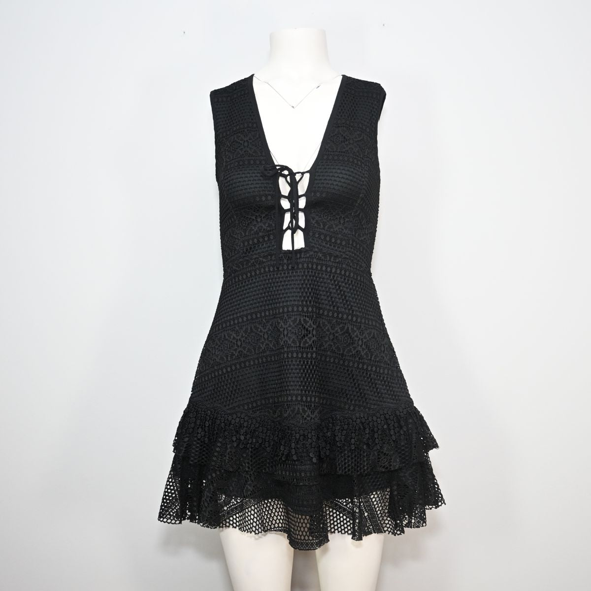 Vestido curto de renda preta com amarração no busto