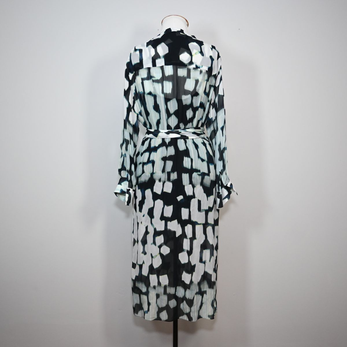 Vestido longo com manga comprida estampado branco e azul marino
