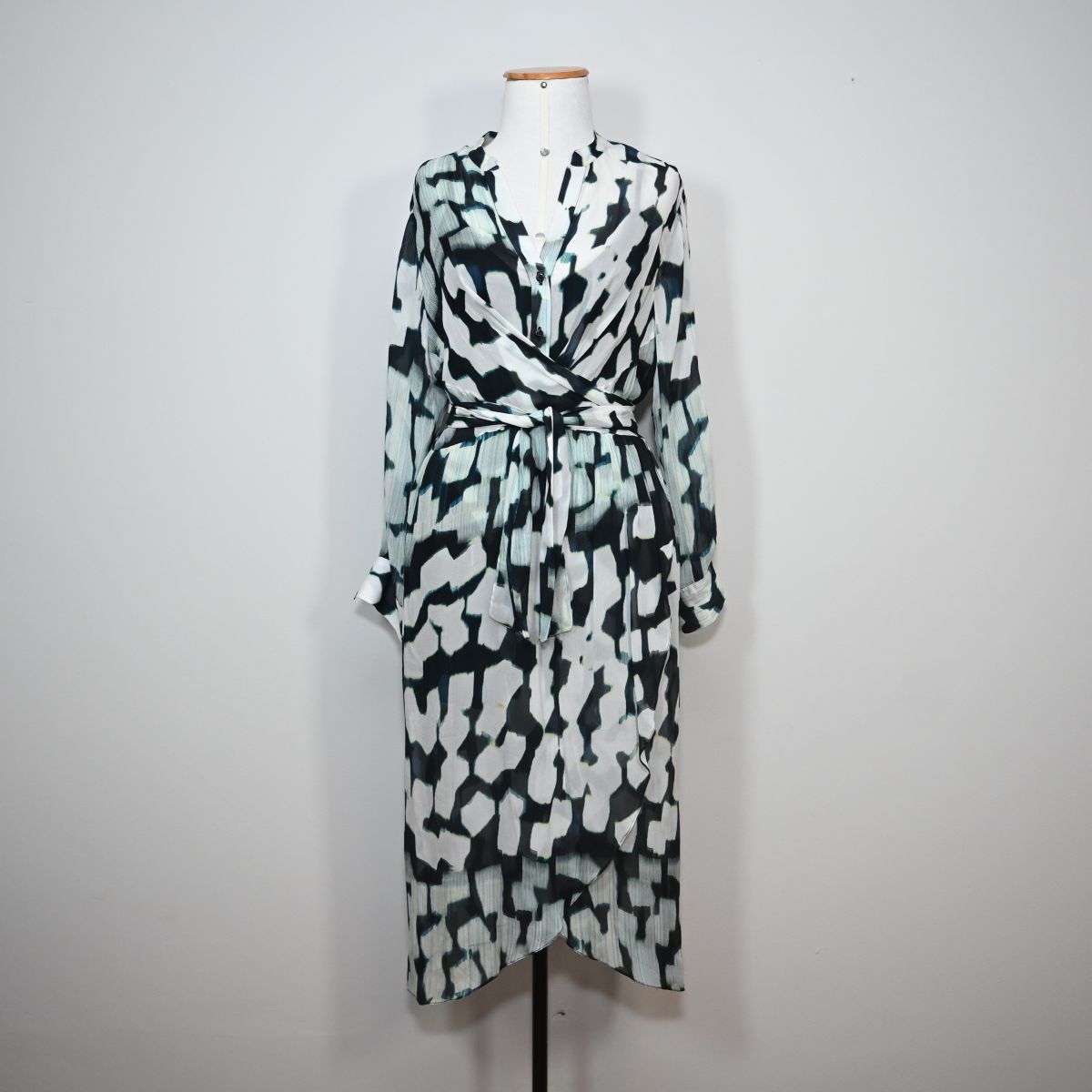 Vestido longo com manga comprida estampado branco e azul marino
