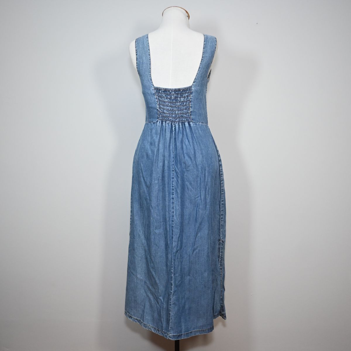 Vestido jeans com bordado floral