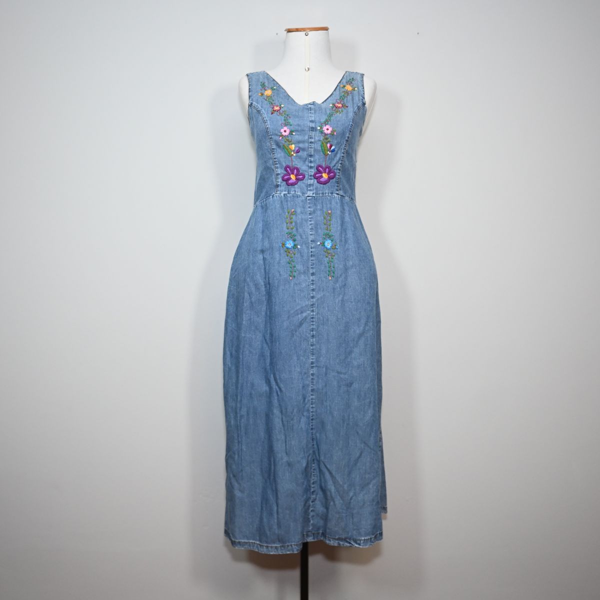 Vestido jeans com bordado floral