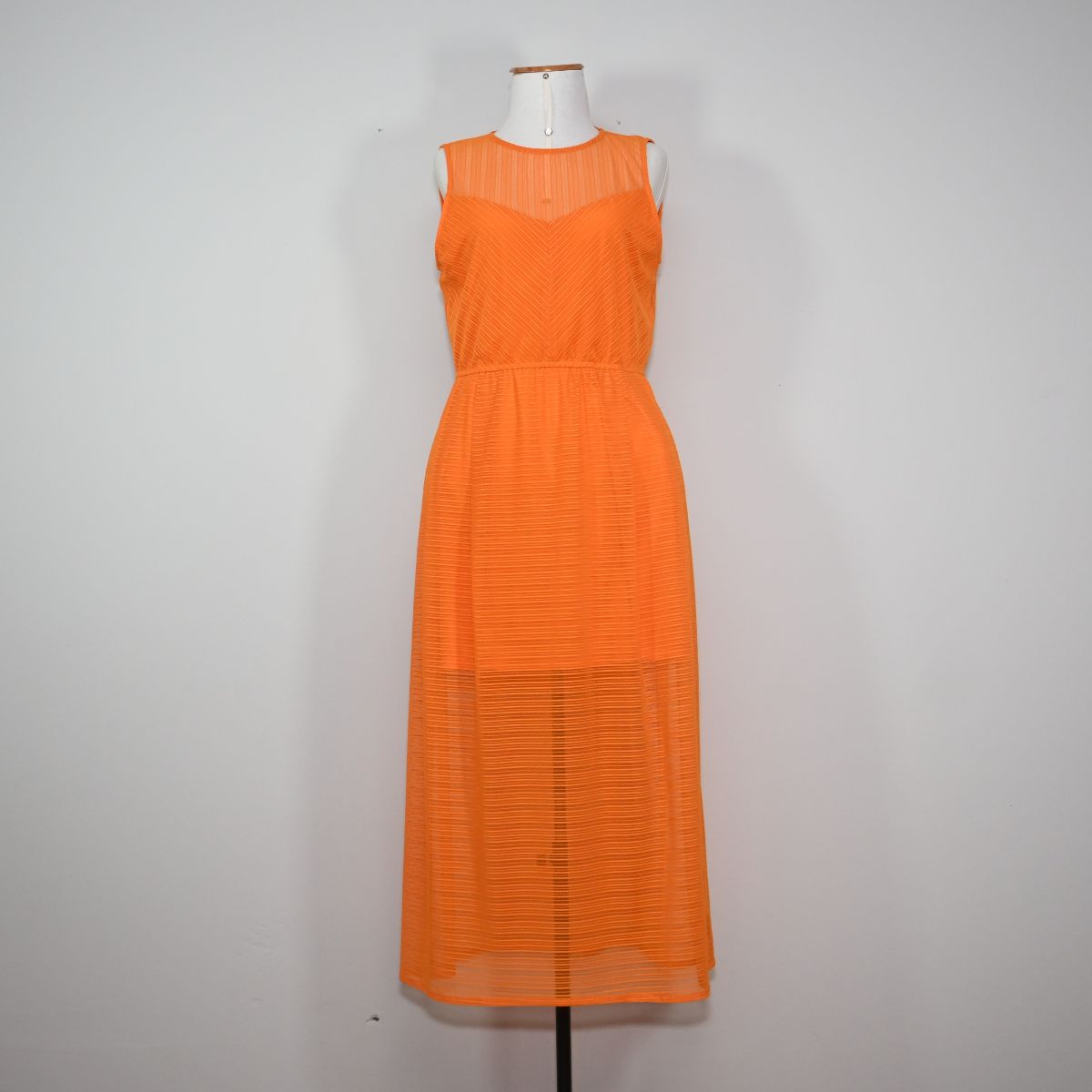 Vestido laranja com transparência