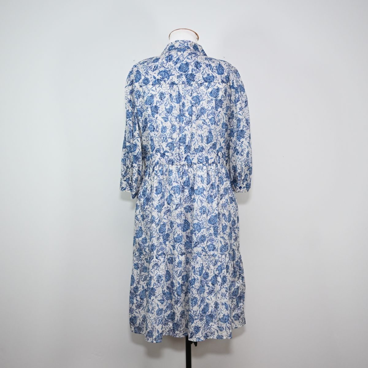 Vestido midi azul e branco floral