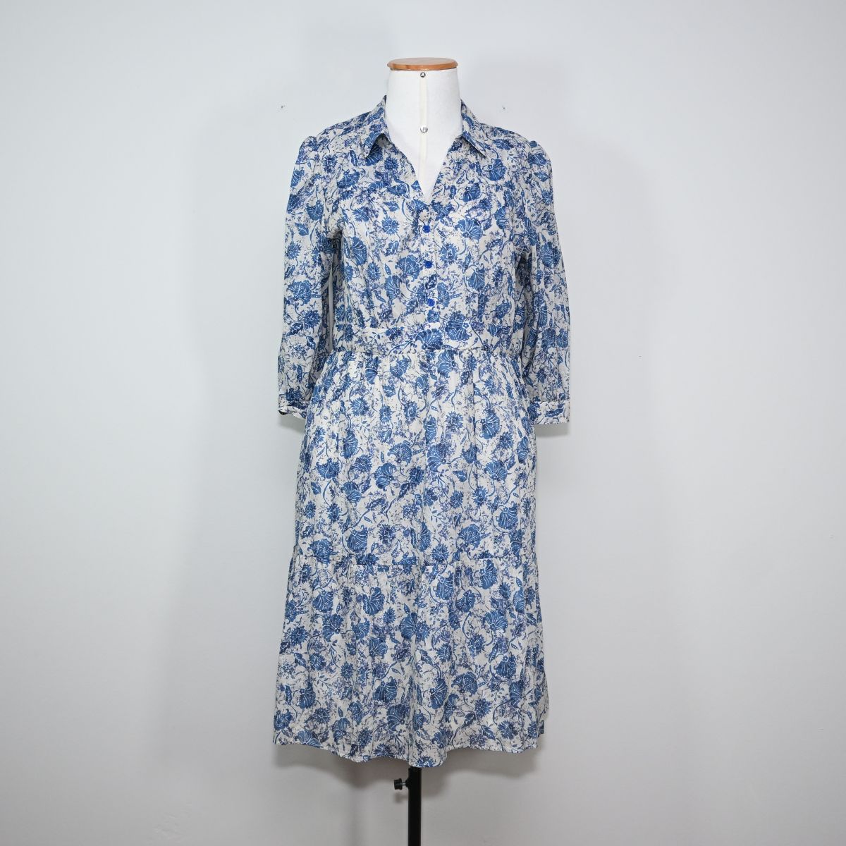 Vestido midi azul e branco floral