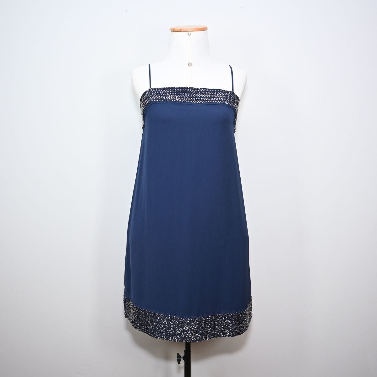 Vestido curto azul marinho com miçangas pratas