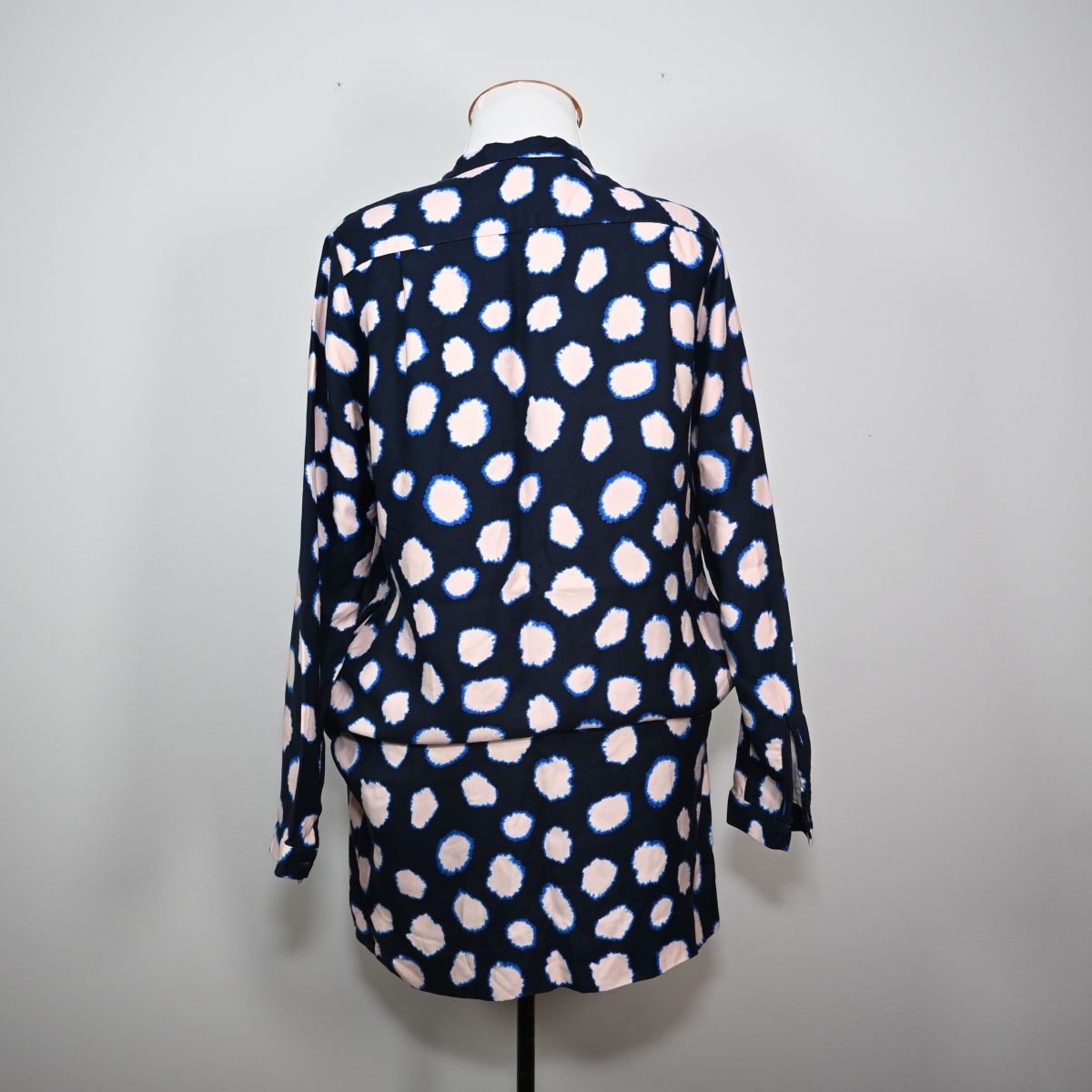 Vestido curto azul marinho com poá branco