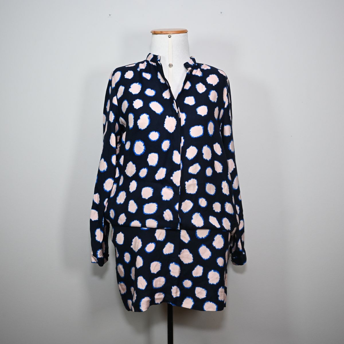 Vestido curto azul marinho com poá branco