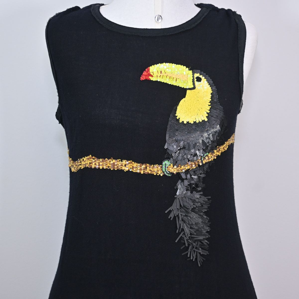 Vestido curto preto com bordado de tucano