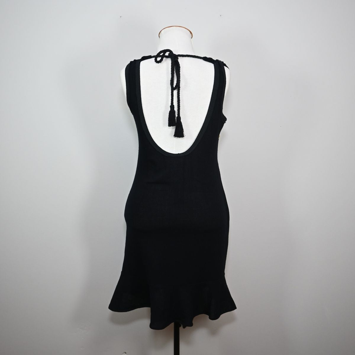 Vestido curto preto com bordado de tucano