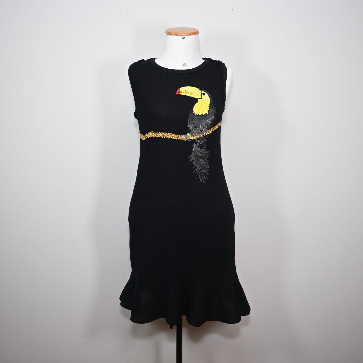 Vestido curto preto com bordado de tucano
