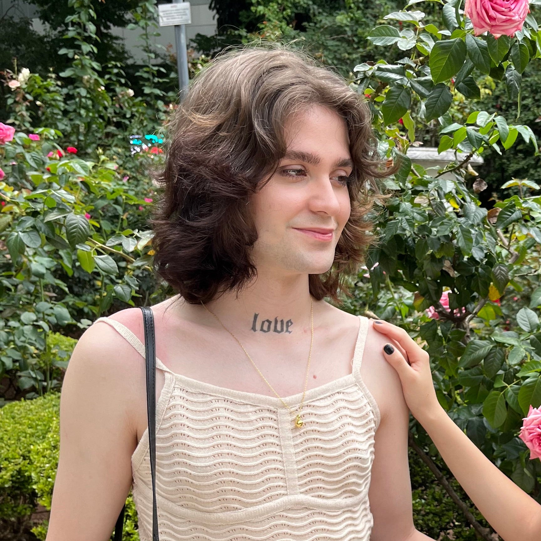 Colar Dourado Minimalista com Pingente Esférico