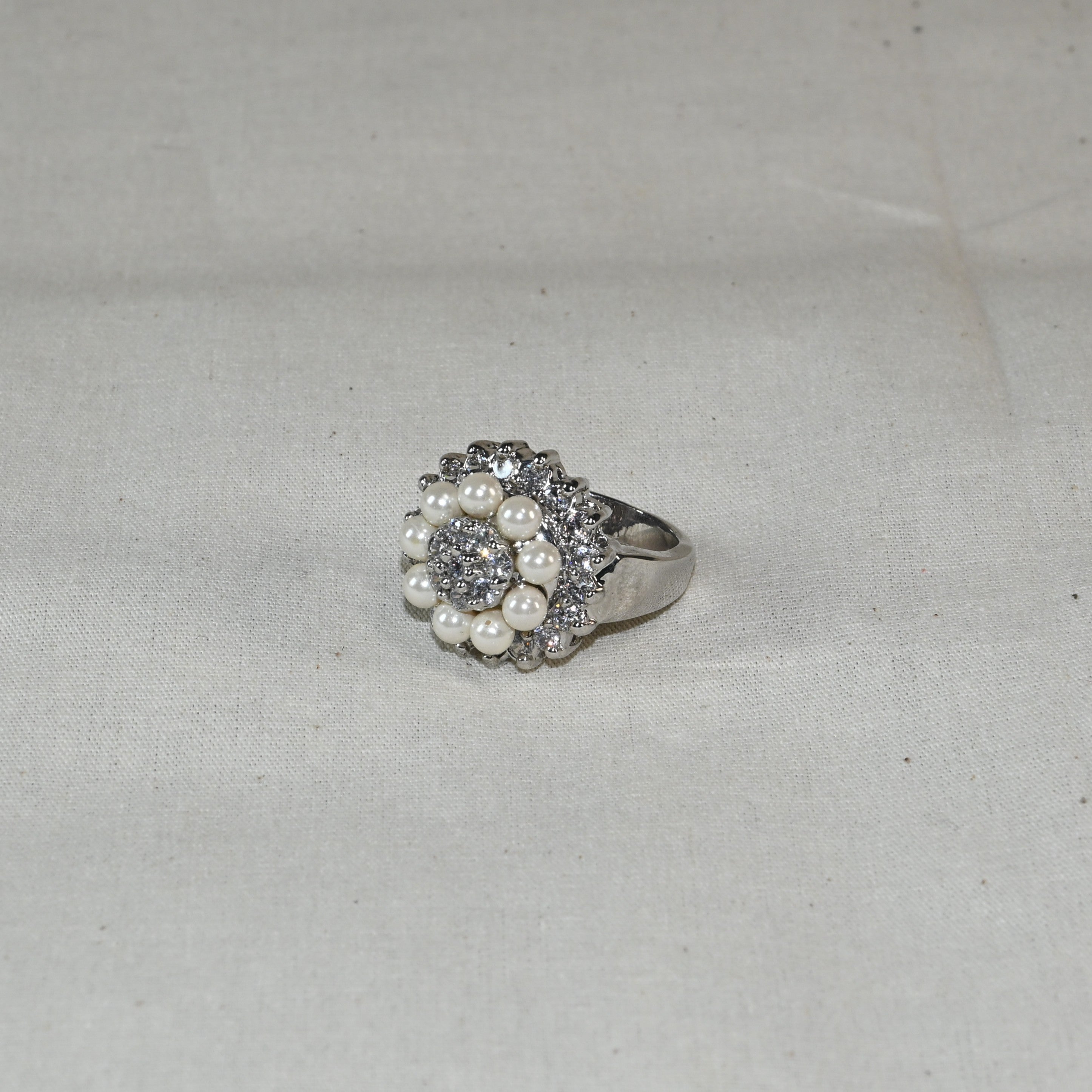 Anel Prateado com pérolas e strass