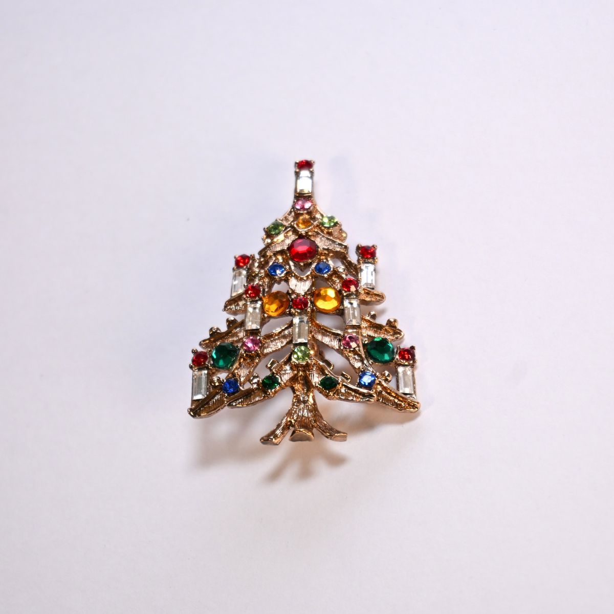Broche de árvore com pedraria