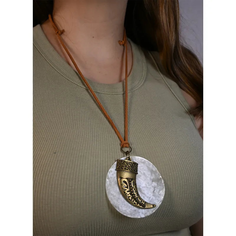 Colar co Dente Boho e Circulo