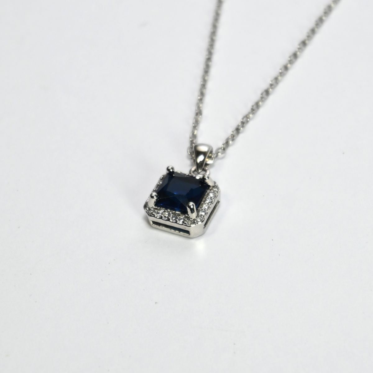 Colar com pedra azul e strass