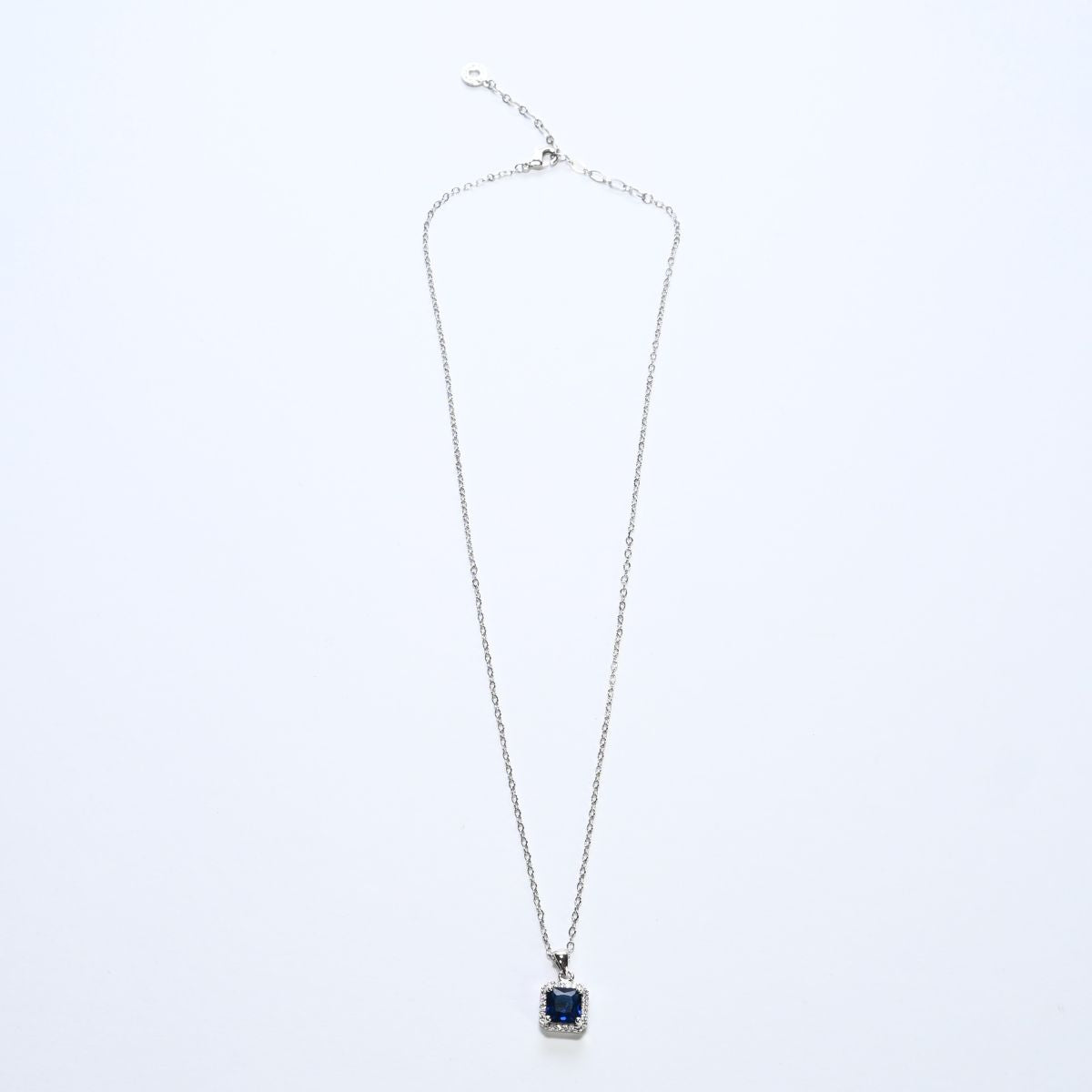 Colar com pedra azul e strass