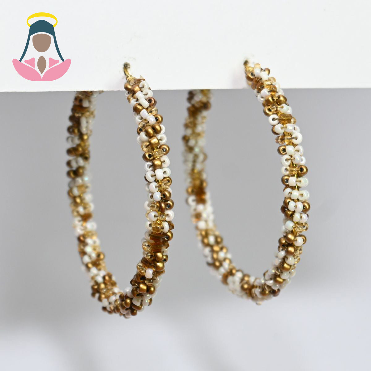 Brincos de argola com miçangas brancas e douradas
