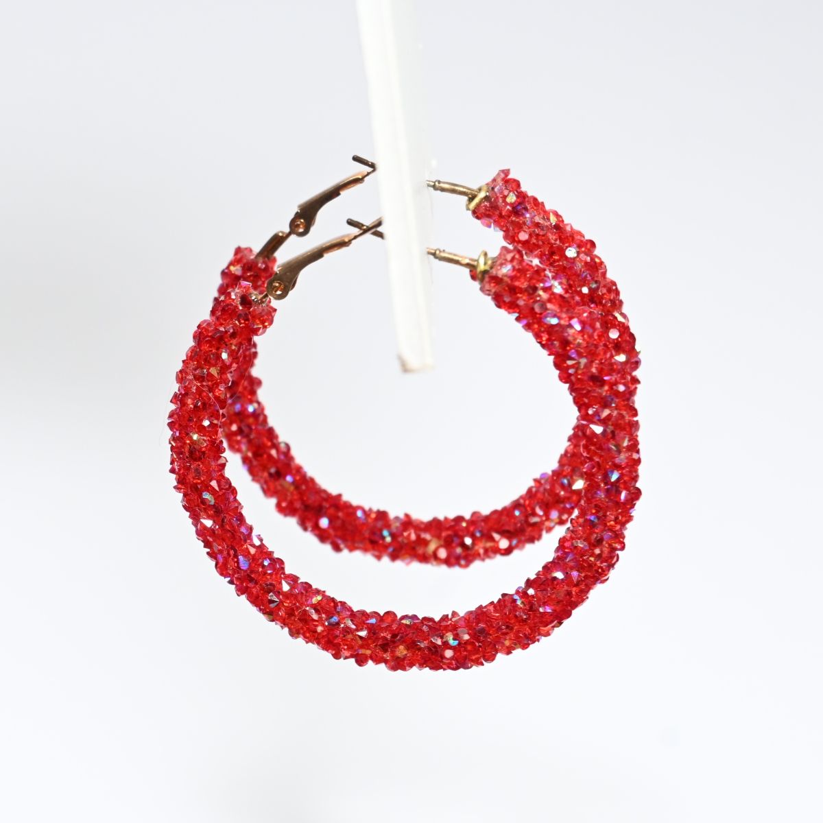 Brincos de argola com miçangas vermelho com brilho