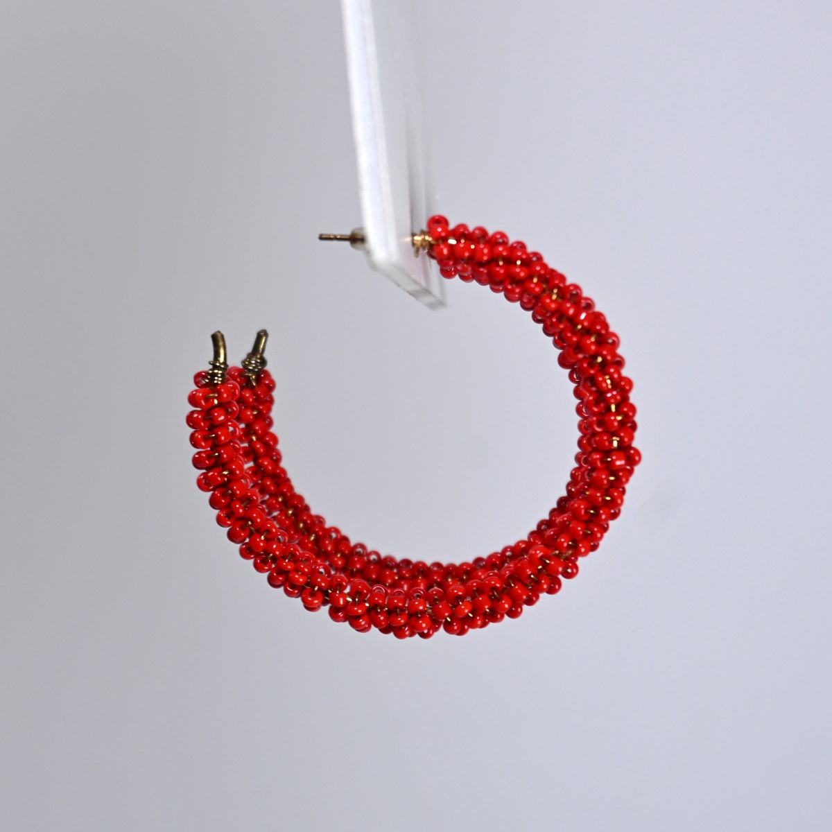 Brincos de argola com miçangas vermelhas