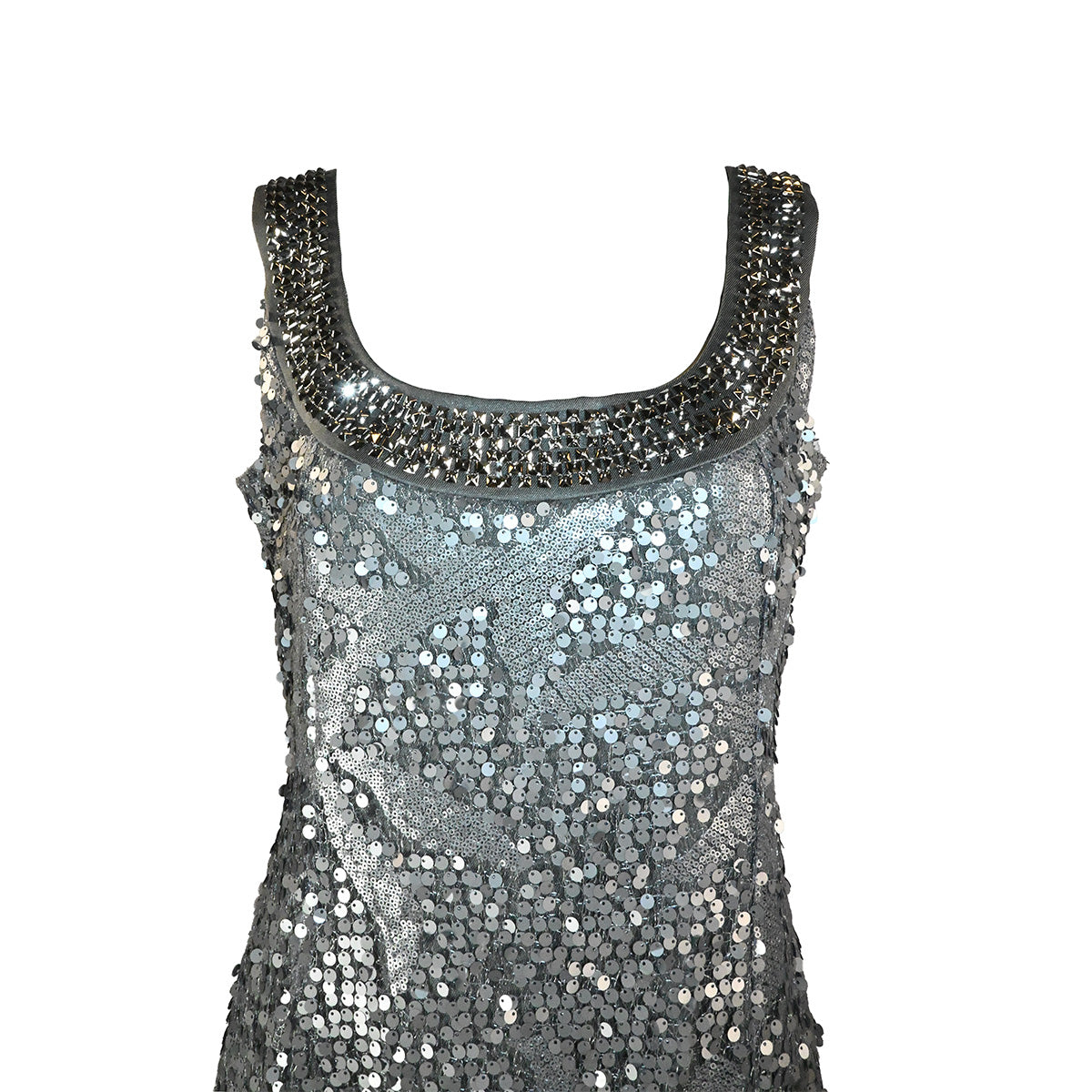 Vestido de festa prateado com lantejoulas